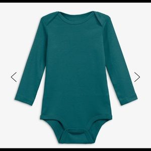 Primary signature baby long sleeve babysuit in 12-18 mo. Very good condition.